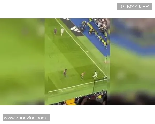 美国足球明星与队友的默契配合与精彩瞬间回顾 美国足球明星与队友的默契配合与精彩瞬间回顾