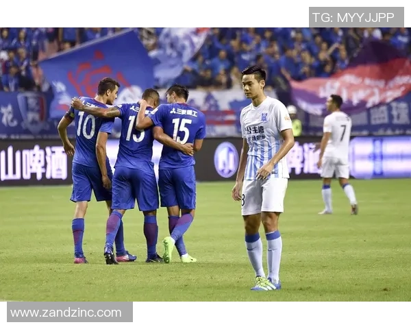 足球场上的逆境与坚持感人故事揭示明星背后的奋斗与温暖