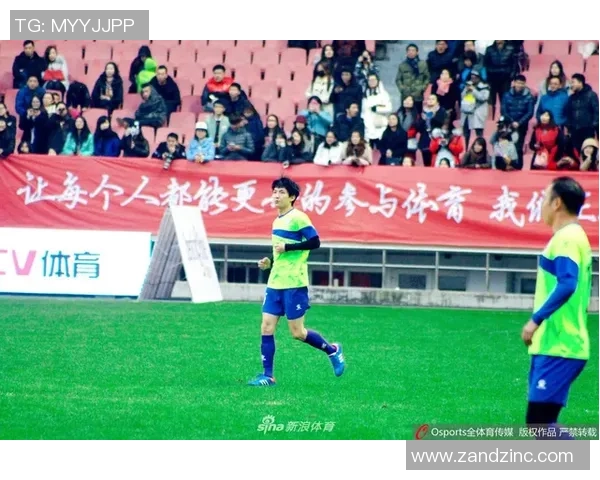 足球明星双手叉腰展现自信风采的精彩瞬间与背后故事