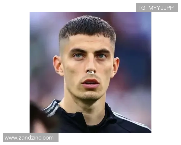 足球明星头像迷你男的魅力与风采探秘，带你领略球场背后的故事与激情