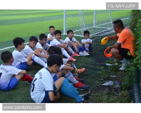 足球明星比心头像展示热爱与激情的完美结合，传递友谊与团结的力量