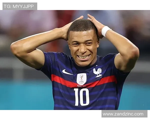 足球明星秀身材游泳照引发粉丝热议夏日清凉风情尽显魅力与活力